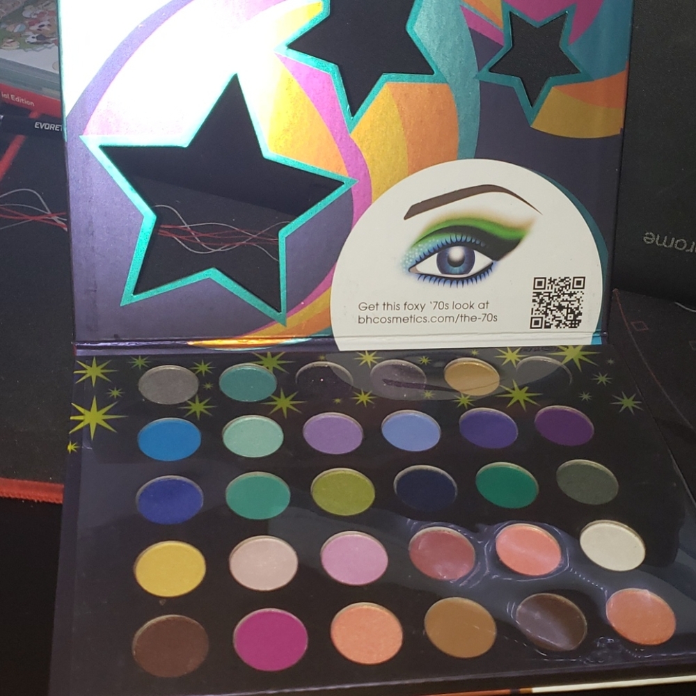 BH Cos.Eyes on 70's Eyeshadow Pallette